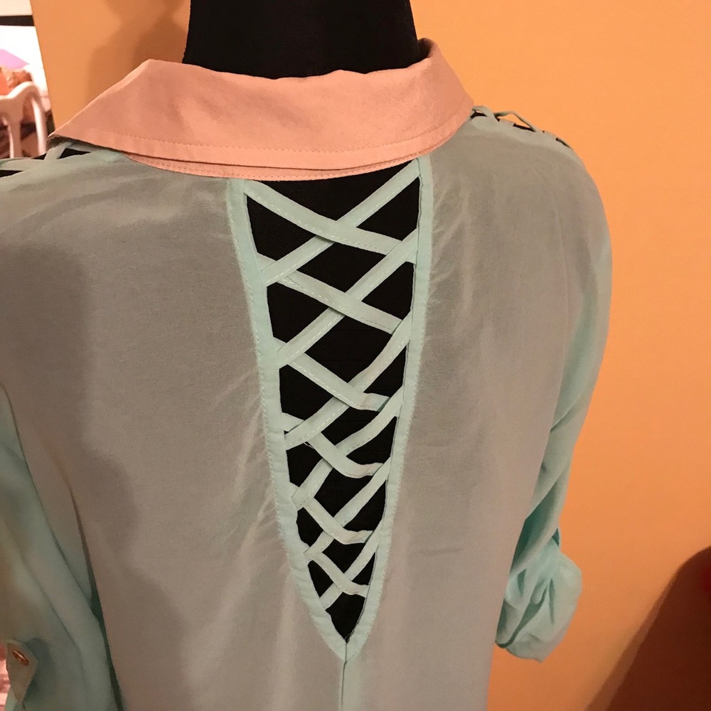 Beautiful Mint Colored Blouse. - Picture 4 of 6